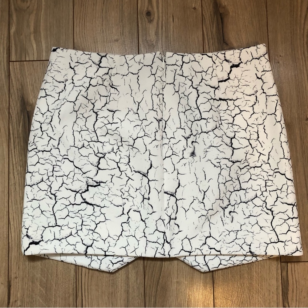 Women’s Cameo Asymmetrical Black off white Crackle design Mini Skirt size S - Picture 3 of 8